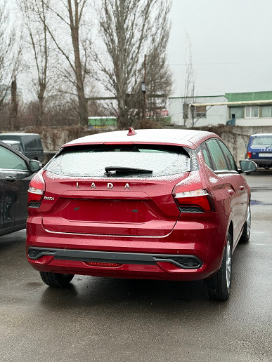 Редчайшие Lada Iskra SW &laquo;Фламенко&raquo; прибыли к дилерам: машины показали внутри и снаружи