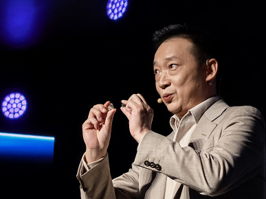 Honor представила прототип Robot Phone &mdash; смартфона с камерой на 4-осевом подвесе. Известно, что камера 200-мегапиксельная