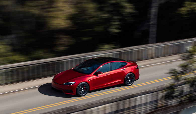 «Выжившие в аварии пассажиры останутся в ловушке внутри горящего автомобиля», — Tesla обвиняют в том, что особенности конструкции Model S стали причиной гибели людей в результате ДТП