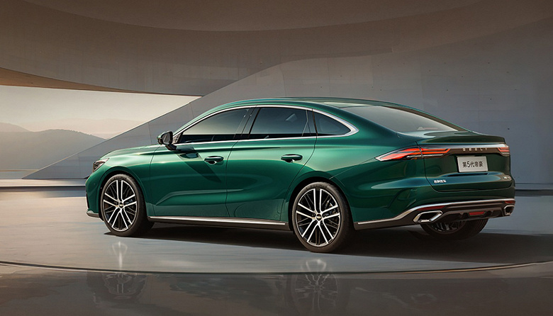 Совершенно новый Geely Emgrand с «лицом» Mercedes вышел на рынок в Китае: мощный мотор 180 л.с., салон бизнес-класса и цена всего 81,9 тыс. юаней (930 тыс. рублей)