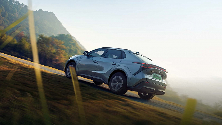 В Россию едет партия кроссоверов Toyota bZ4X 2025: три комплектации и полный привод в топе &mdash; от 4,99 млн рублей