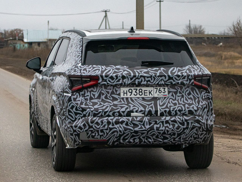 В Тольятти засняли прототип Lada Azimut в топовой комплектации &mdash; с мотором 1,8 л, вариатором и двухцветными колесными дисками