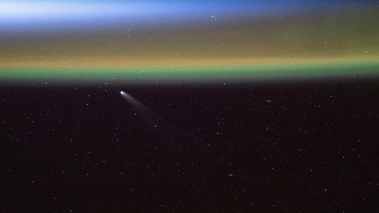 С борта МКС сняли кометы Lemmon и SWAN на фоне полярных сияний