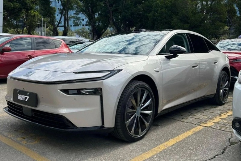 Огромный седан Toyota длиной более 5 м с двигателем Huawei прибыл к дилерам. Появились живые фото Toyota bZ7