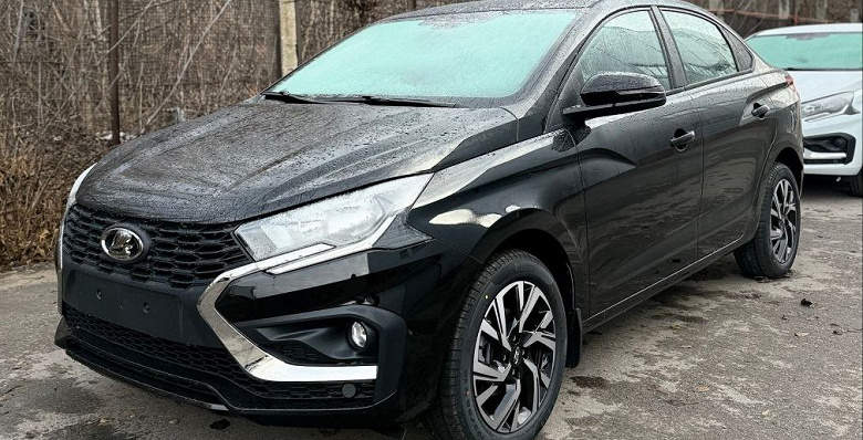 Lada Iskra &laquo;Пантера&raquo; прибыли к дилерам: машины показали внутри и снаружи