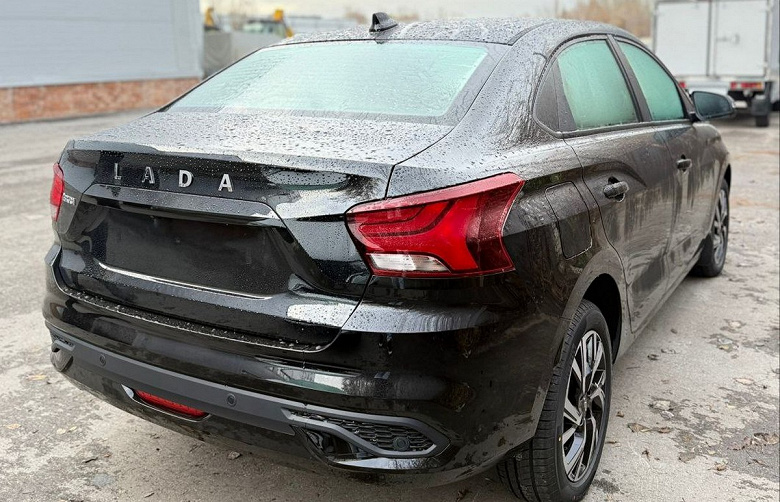 Lada Iskra &laquo;Пантера&raquo; прибыли к дилерам: машины показали внутри и снаружи