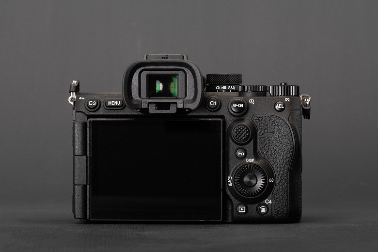 Популярная камера для видеографов стала ещё лучше. Представлена Sony A7 V: 33-мегапиксельная матрица, мощный процессор Bionz XR2, ИИ и улучшенная стабилизация