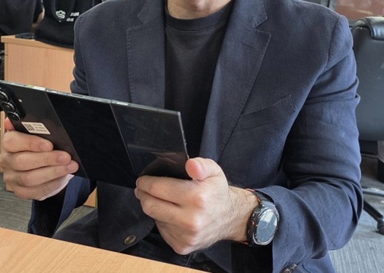 Новейший Samsung Galaxy Z TriFold внезапно засветился с квадрокамерой, но на самом деле их три. Разбираемся, как так вышло