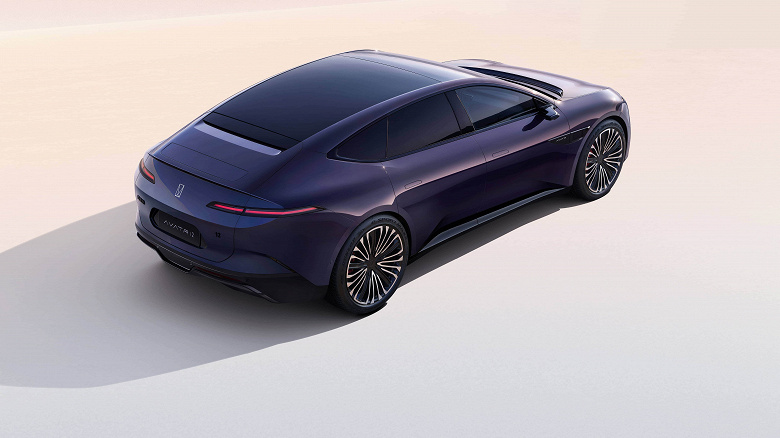 Пожизненная гарантия для россиян и фактически отсутствие конкурентов. К дилерам приехали Avatr 12