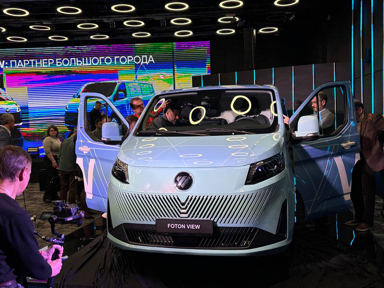 3 года гарантии без ограничения пробега, 159 л.с. и опционально 8-ступенчатый &laquo;автомат&raquo; &mdash; 3,22 млн рублей. В России представлен фургон Foton View