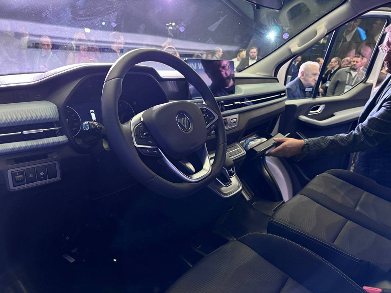 3 года гарантии без ограничения пробега, 159 л.с. и опционально 8-ступенчатый &laquo;автомат&raquo; &mdash; 3,22 млн рублей. В России представлен фургон Foton View