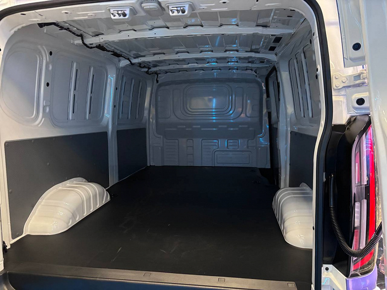 3 года гарантии без ограничения пробега, 159 л.с. и опционально 8-ступенчатый &laquo;автомат&raquo; &mdash; 3,22 млн рублей. В России представлен фургон Foton View