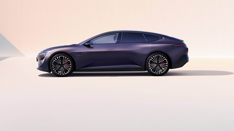 Пожизненная гарантия для россиян и фактически отсутствие конкурентов. К дилерам приехали Avatr 12