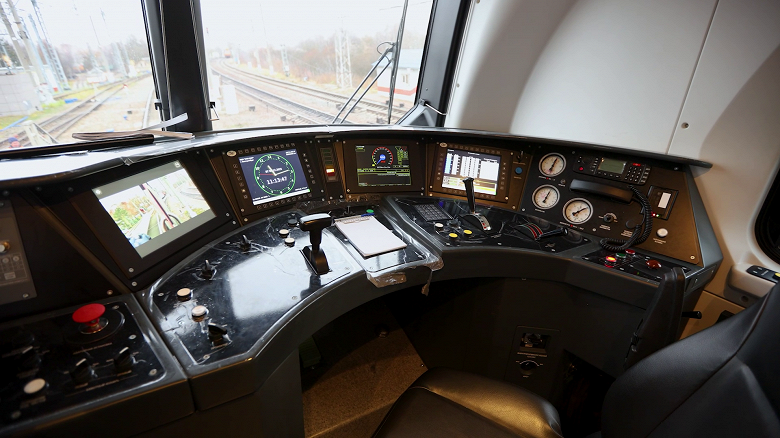 10876 л.с., 200 тонн массы и скорость до 120 км/ч. В России тестируют мощный электровоз нового поколения 2ЭС11 &laquo;Орлец&raquo;