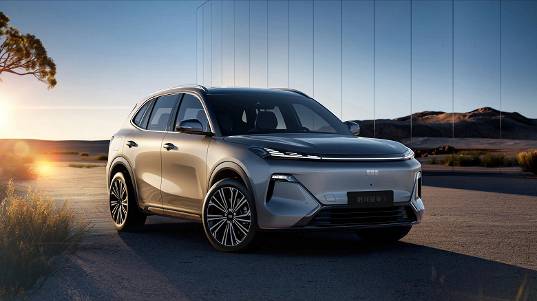 С десятого места на первое: Geely решила догнать Toyota. Китайский автогигант теперь делает ставку и на обычные бензиновые модели
