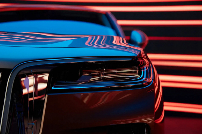 3-литровый V6 на 326 л.с, полный привод, 8-ступенчатый «автомат», пневпоподвеска до 248 мм. В России представлена новая версия Hongqi H9