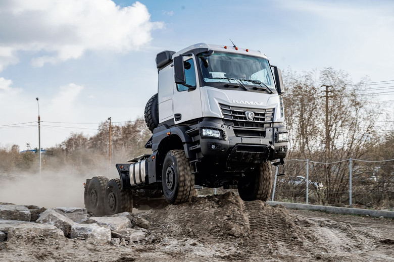 Экстремальный КамАЗ для экстремальных условий. КамАЗ-65954 поступил в продажу: 100 тонн, почти 500 л.с., шесть колес и полный привод