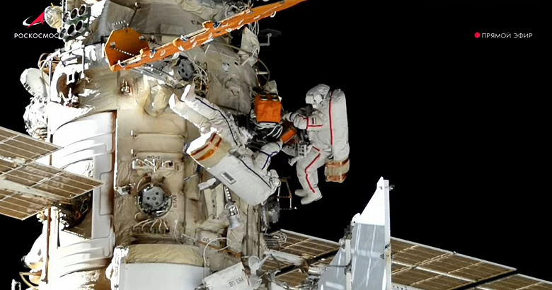 Почти 7 часов за бортом МКС: российские космонавты завершили выход в открытый космос