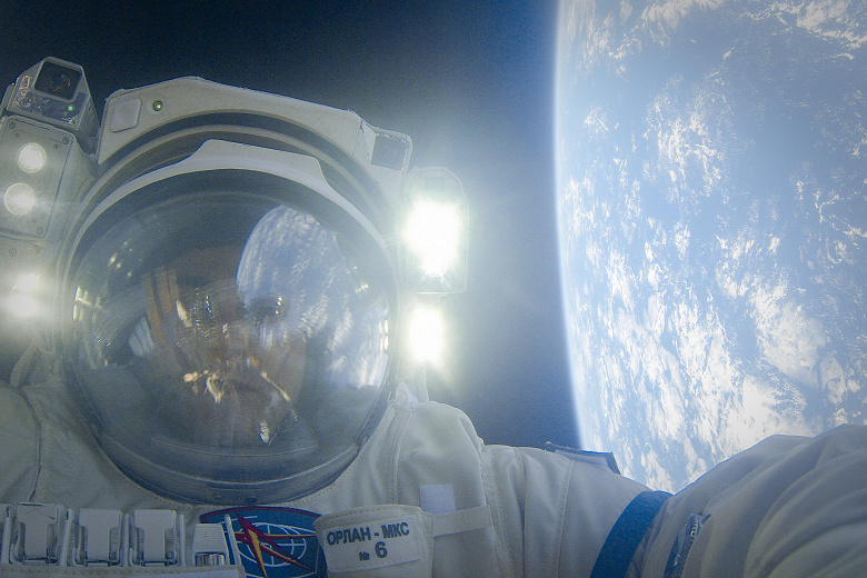 Космонавты сделали эффектные селфи в открытом космосе