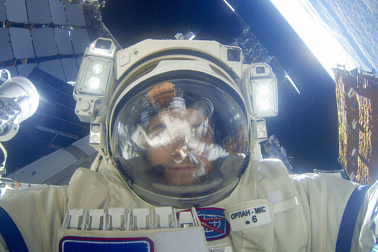 Космонавты сделали эффектные селфи в открытом космосе