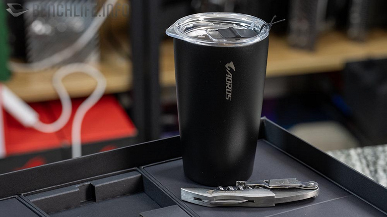 Термокружка, штопор-нож и две системы охлаждения. Всё это идёт в комплекте с системной платой Gigabyte X870E Aorus Xtreme X3D AI TOP