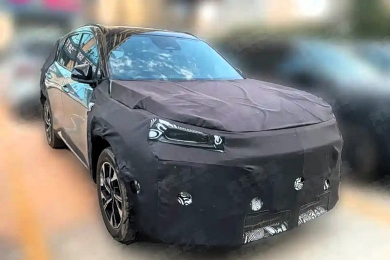 Новый Geely Atlas засняли на фото — он получит новое «лицо» и измененный салон