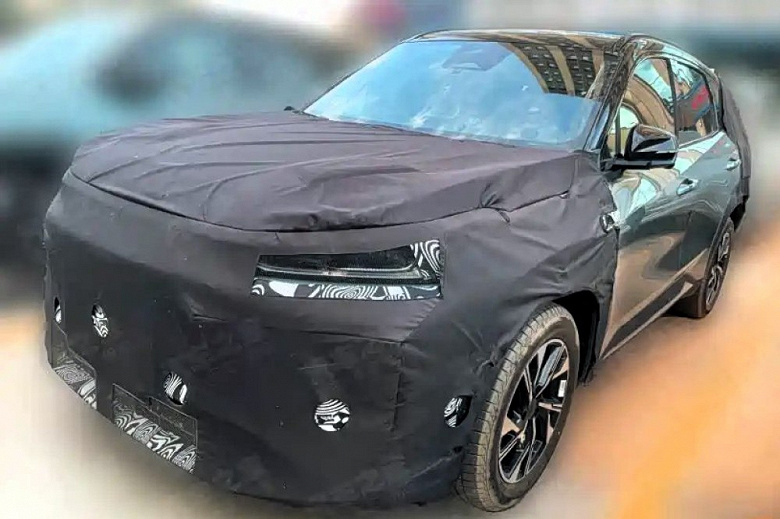 Новый Geely Atlas засняли на фото — он получит новое «лицо» и измененный салон