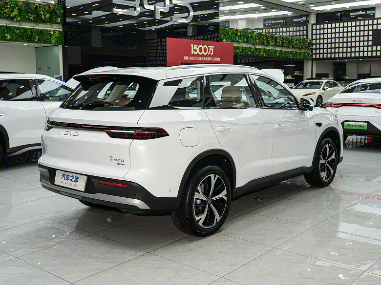 Холодильник, караоке, расход 3 литра и 1600 км на баке бензина: представлен кроссовер BYD Song Pro DM-i 2026, и он стоит всего 120 тыс. юаней (1,4 млн рублей)