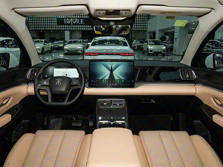 Холодильник, караоке, расход 3 литра и 1600 км на баке бензина: представлен кроссовер BYD Song Pro DM-i 2026, и он стоит всего 120 тыс. юаней (1,4 млн рублей)