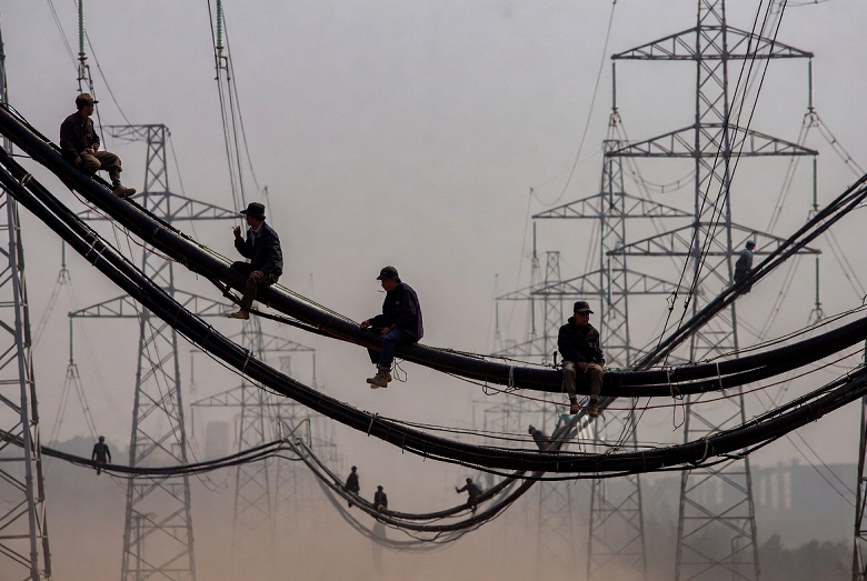 Китайские монтажники украли высоковольтные линии почти на 300 тыс долларов, им вынесены приговоры до 13 лет тюрьмы