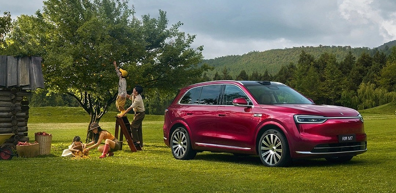 Запас хода до 1700 км, холодильник, экран на потолке, кресло с &laquo;эффектом невесомости&raquo;, теперь дешевле. Представлен новый Aito M7 Extended Range