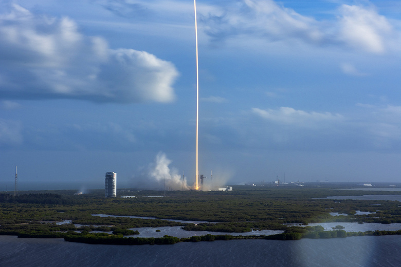Falcon 9 снова в деле: SpaceX возобновила запуск спутников Starlink и в 25-й раз посадила ступень
