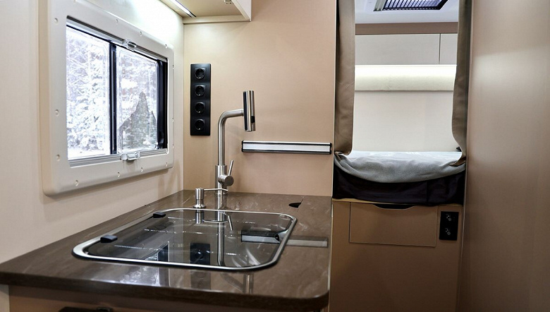 МАЗ представил автодом: холодильник, душ, два отопителя, а также мангал, шампуры и казан в комплекте