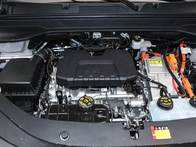 Китайцы снова удивили: гибридный кроссовер размером с Geely Monjaro &mdash; всего 88,8 тыс. юаней (1 млн рублей). Представлен Wuling Xingguang 560