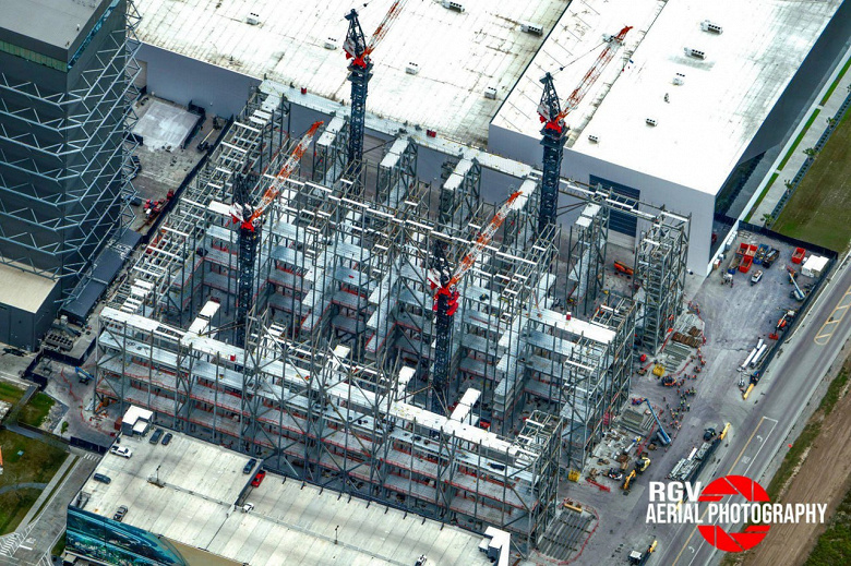 Это будет одно из крупнейших сооружений в мире. Гигантский Gigabay для массового производства Starship показали с воздуха