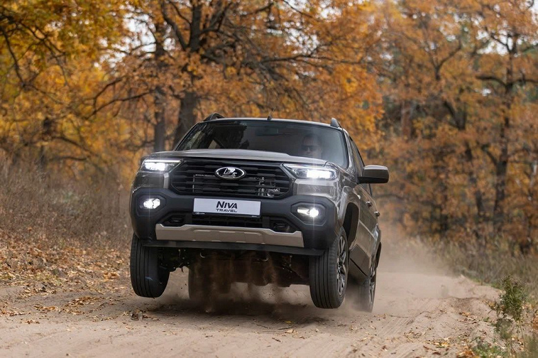 Спрос очень высокий, до весны ситуация лучше не станет. Россияне быстро скупают топовые Lada Vesta SW Cross и Niva Travel