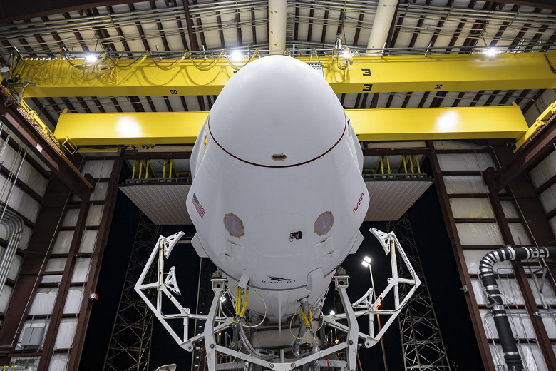Falcon 9 и Dragon на старте: ракету и корабль SpaceX показали со всех сторон