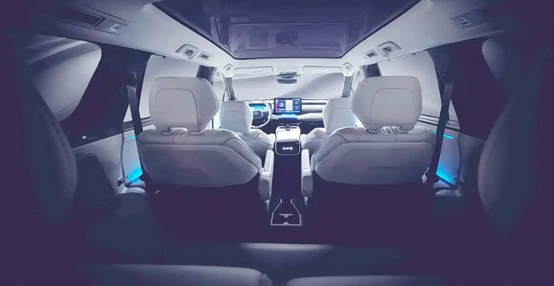 Toyota показала салон нового внедорожника