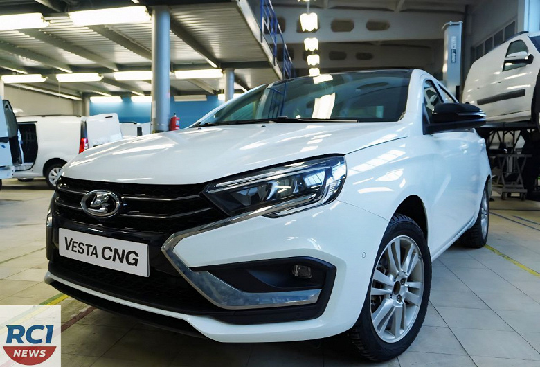 1000 км без заправки, но с компромиссом в багажнике: новую Lada Vesta CNG показали вживую
