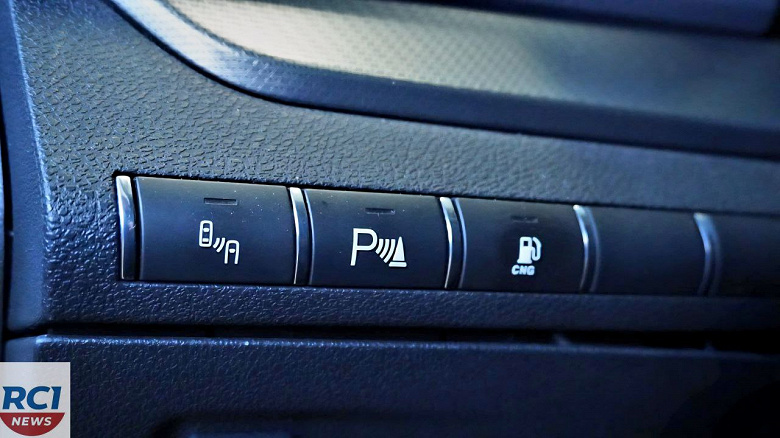 1000 км без заправки, но с компромиссом в багажнике: новую Lada Vesta CNG показали вживую