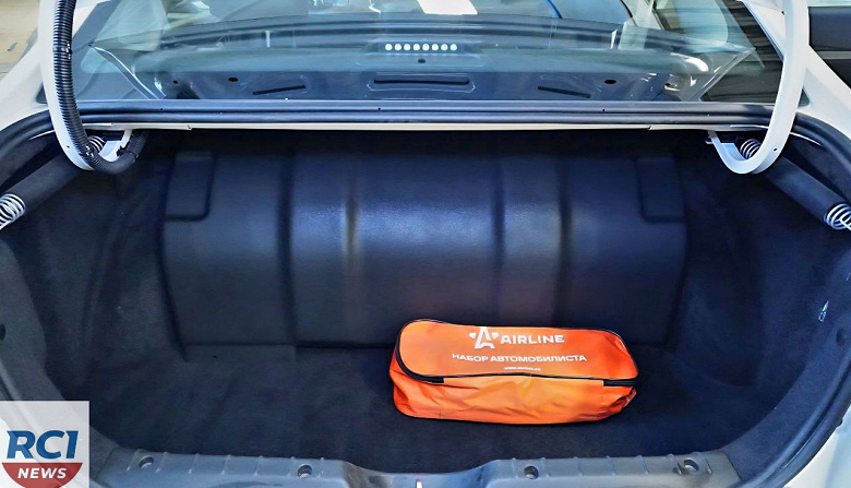 1000 км без заправки, но с компромиссом в багажнике: новую Lada Vesta CNG показали вживую