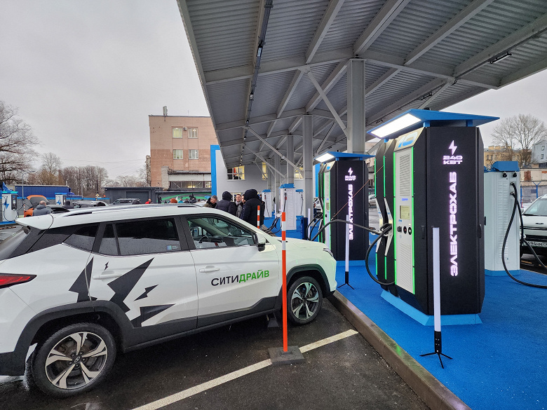 В Петербурге во всех районах установили быстрые зарядные станции для электромобилей и гибридов