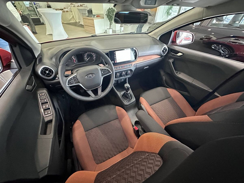 В Белоруссии начали продавать Lada Iskra &mdash; на 200 тыс. рублей дешевле, чем в России