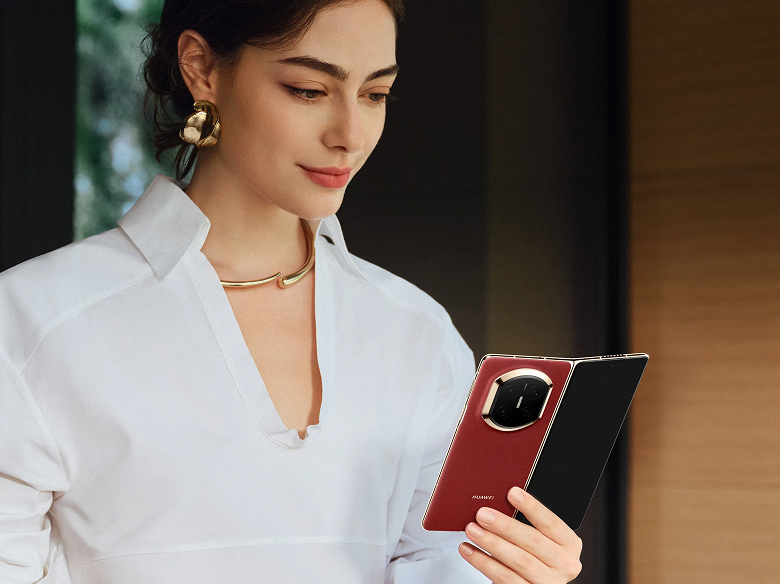 В России стартовали продажи складного смартфона Huawei Mate X7 &mdash; с подарками для первых покупателей