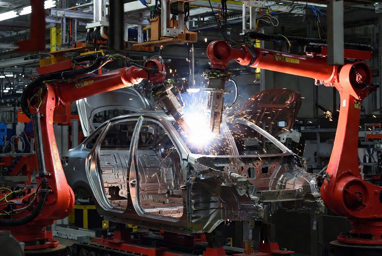 Более 1600 роботов трудятся на АвтоВАЗе, на линии сварки Lada Granta автоматизация составляет 85%