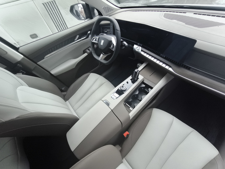 Салоны новейших «Москвича M70» и «Москвича M90» впервые показали вживую