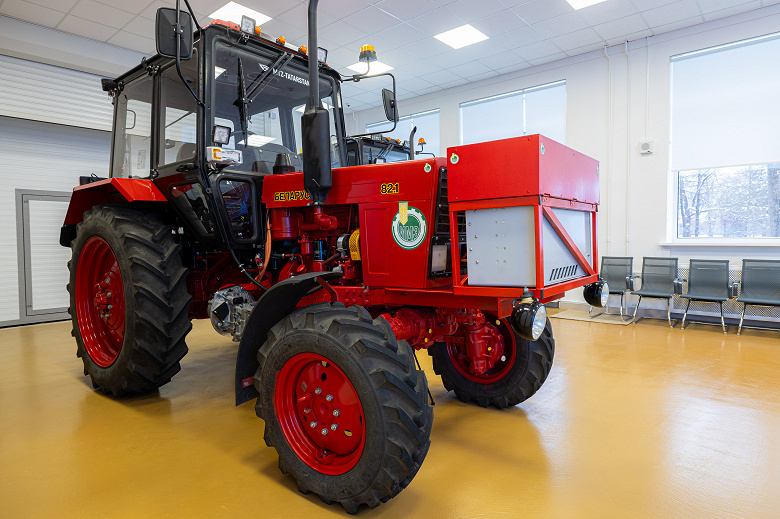 В России модернизировали легендарный белорусский трактор Belarus 82.1 &mdash; он стал гибридом