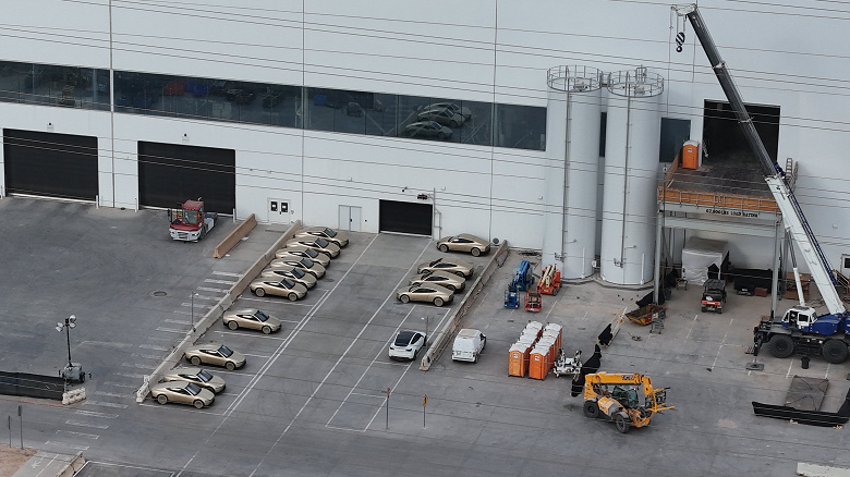 На Giga Texas заметили рекордное количество Tesla Cybercab — производство вышло на полную мощность