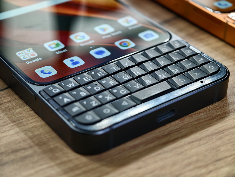 4050 мАч и 60 Вт, 4-дюймовый экран и полноценная механическая QWERTY-клавиатура. Раскрыты характеристики новейшего смартфона Unihertz Titan 2 Elite