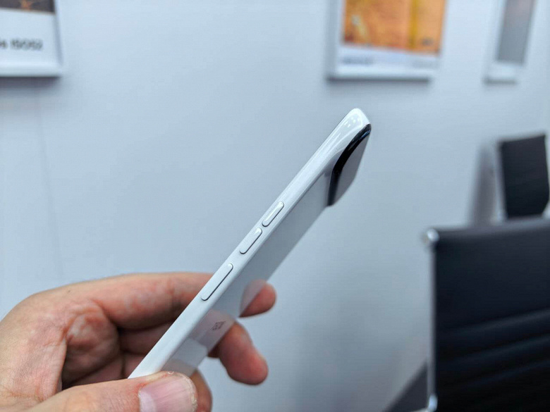 Толщина 5,49 мм, рамка 0,7 мм и аккумулятор на 6150 мА&bull;ч. На MWC 2026 показали рекордно тонкий Tecno Slim2